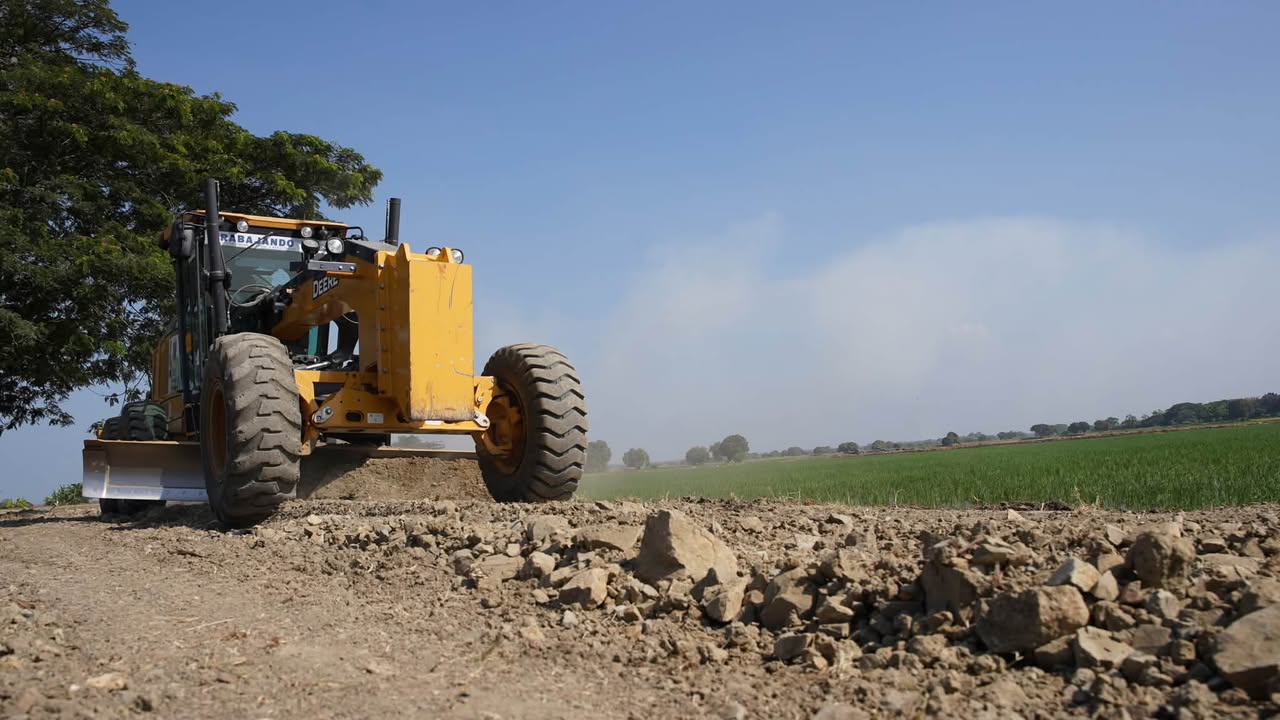 Mejoran camino vecinal La Graciela para impulsar agricultura en Santa Lucía
